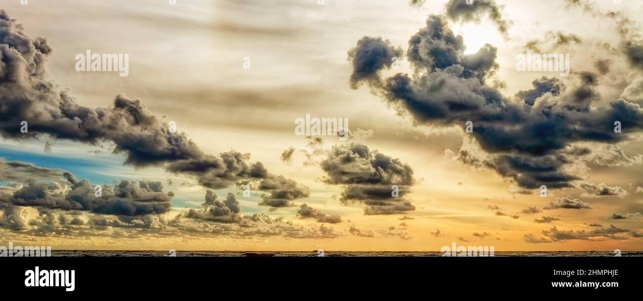 Sfondo panoramico ad alta risoluzione. Cielo colorato della sera o del mattino. Spettacolari nuvole e luce del sole. Cielo del tramonto troppo. Messa a fuoco soft. Foto Stock