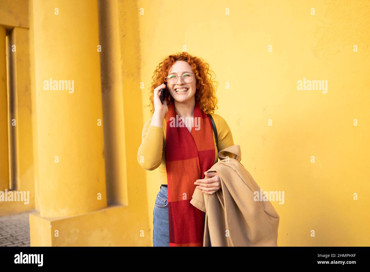 Donna felice ricci che parla con i suoi amici Foto Stock