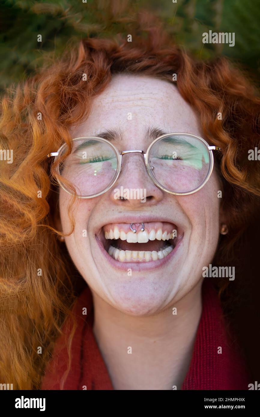 Ritratto di una donna redhair ridendo istericamente Foto Stock