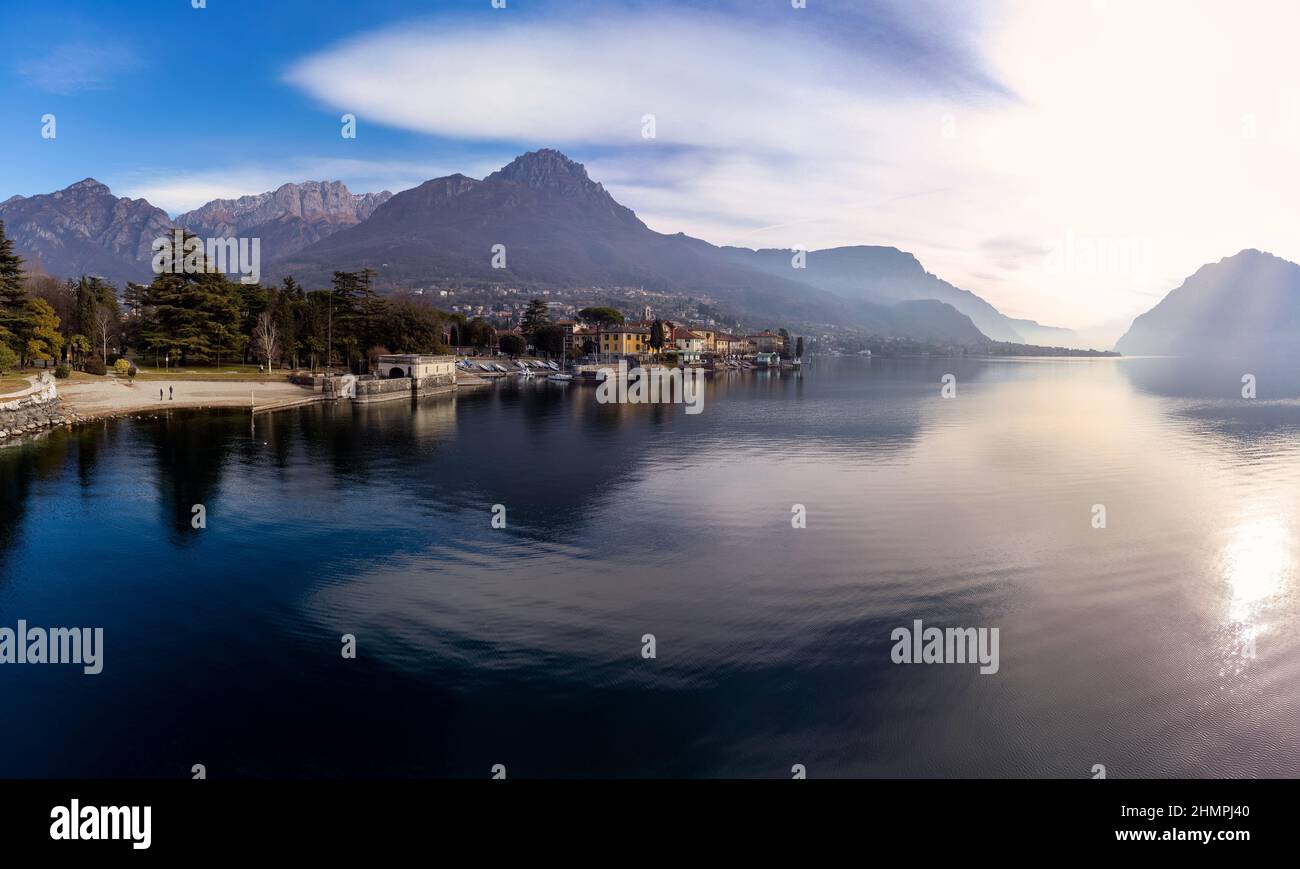 Mandello del Lario sulle rive del Lago di Como, Lombardia, Italia Foto Stock