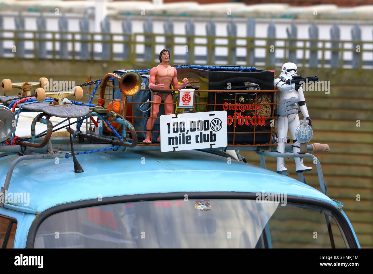 Il portapacchi di un camper VW con un cartello da 100 000 miglia, badge Old RAC Foto Stock