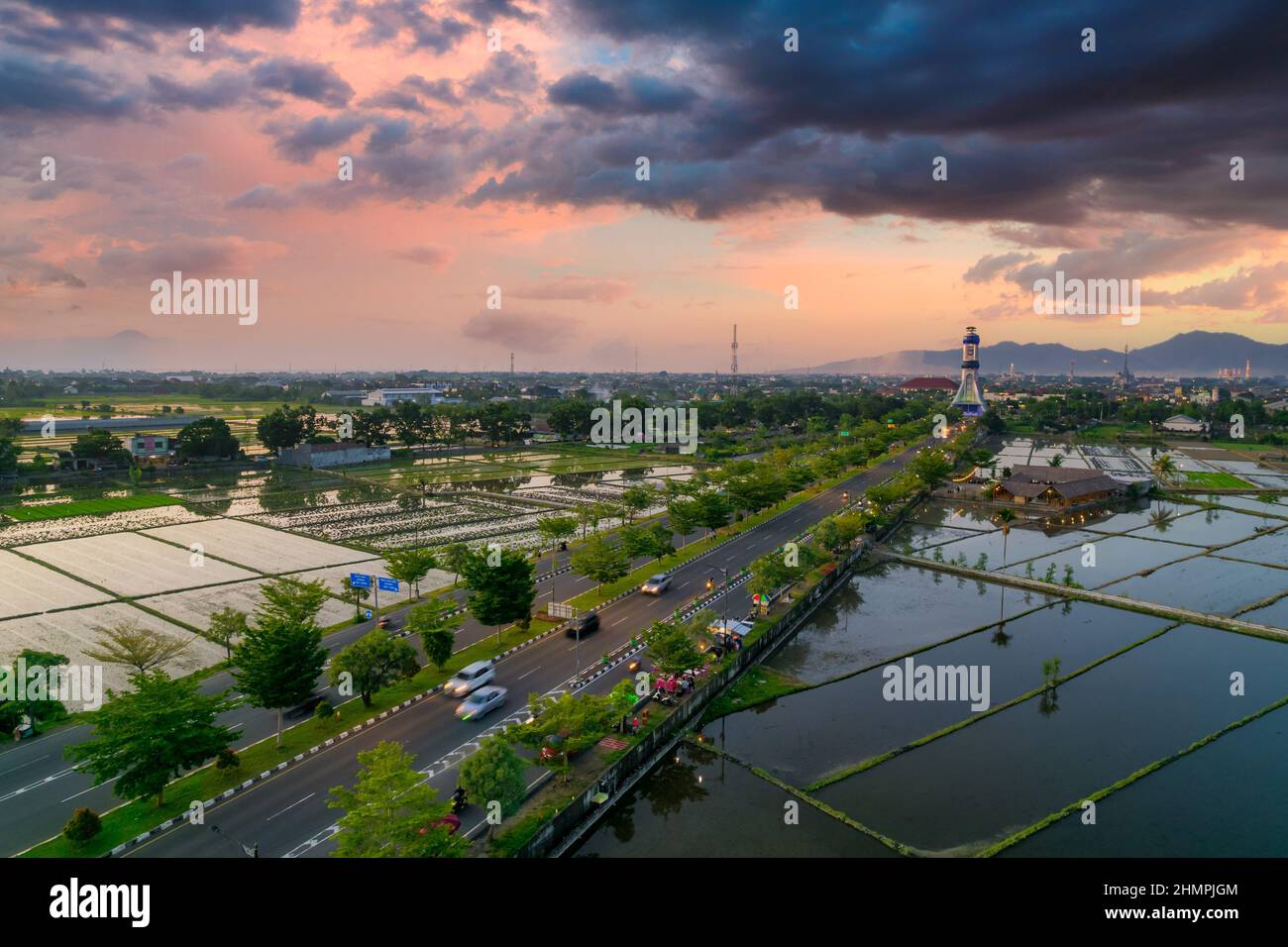 Strada che porta alla metropolitana Monumen Mataram, Mataram, West Nusa Teggara, Indonesia Foto Stock