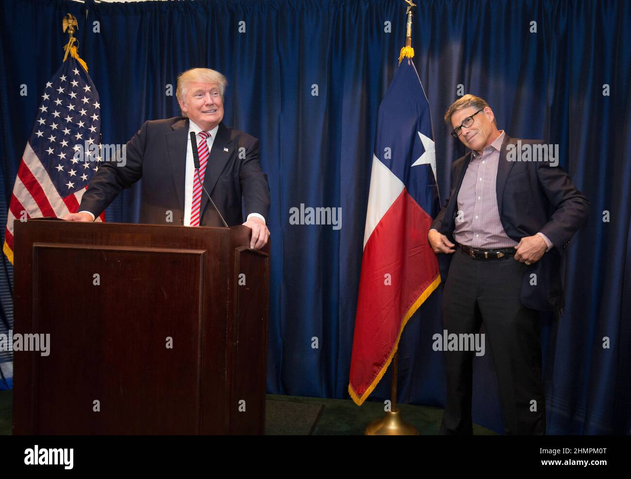 Austin, Texas 23 agosto 2016: Il candidato presidenziale repubblicano DONALD TRUMP porta la sua campagna non convenzionale in Texas con un’oscillazione attraverso il Texas centrale, perlopiù democratico, con assalti ai fondi e un rally. Qui parla dell'ex governatore del Texas e dell'ex candidato alla nomina presidenziale repubblicana RICK PERRY (a destra). ©Bob Daemmrich Foto Stock