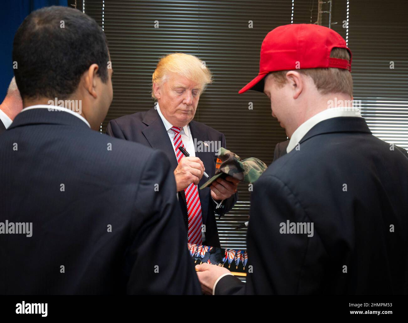 Austin, Texas 23 agosto 2016: Il candidato presidenziale repubblicano DONALD TRUMP porta la sua campagna non convenzionale in Texas con un’oscillazione attraverso il Texas centrale, perlopiù democratico, con assalti ai fondi e un rally. Qui autografa il cappello di un donatore. ©Bob Daemmrich Foto Stock