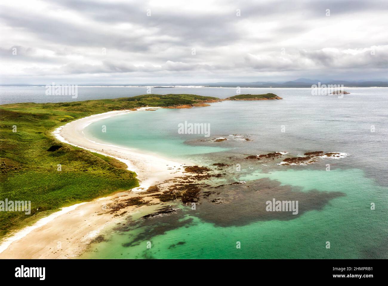 Panoramica remota Broughton isola sulla costa pacifica dell'Australia - mare aereo verso continente. Foto Stock