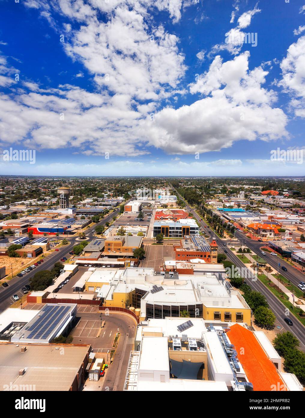 Centro di Mildura città sul fiume Murray - paesaggio urbano aereo lungo Deakin Avenue e il municipio. Foto Stock