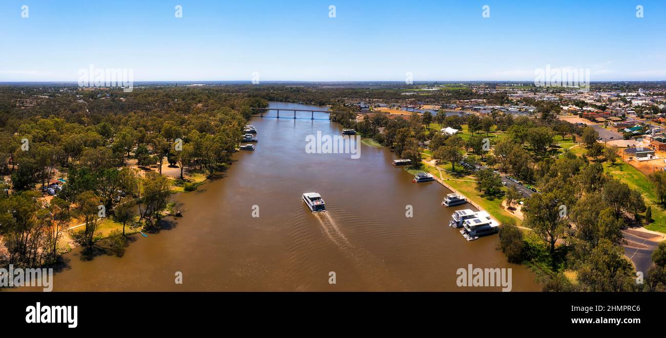 Ampio fiume Murray a Mildura città della Riverina Australiana in panorama aereo con nave da crociera. Foto Stock