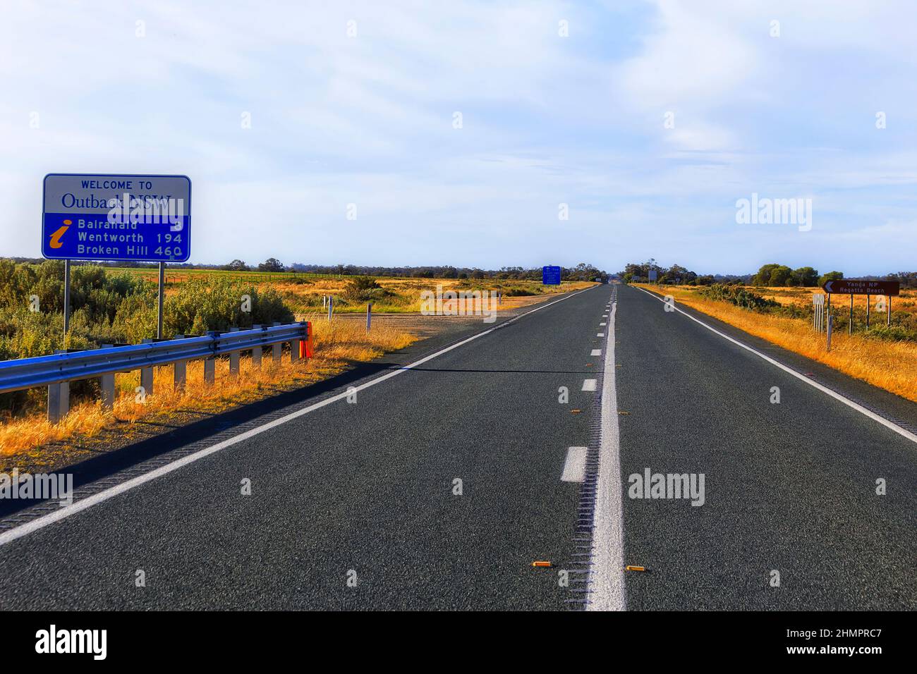 Sturt autostrada Benvenuti a Outback strada segnaletica laterale con le distanze per ulteriori destinazioni di Balranald, Wentworth, Broken Hill. Foto Stock