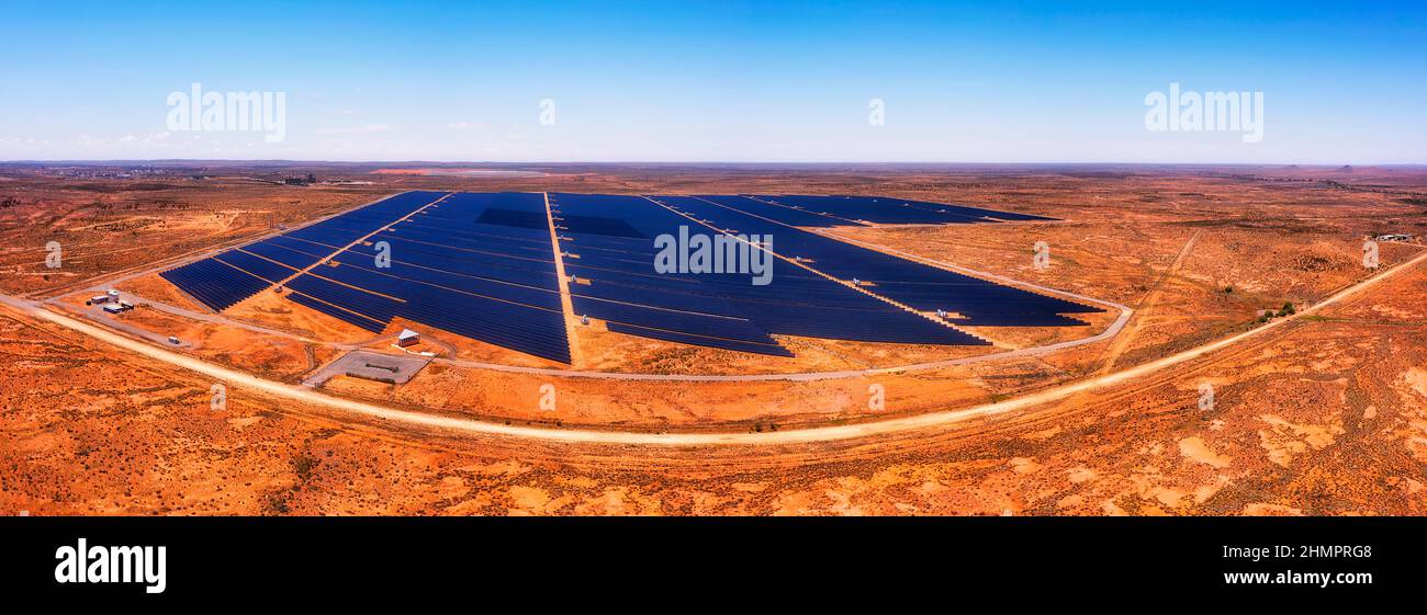 Enorme centrale elettrica a pannelli solari a Broken Hill, nell'entroterra australiano - ampio panorama aereo. Foto Stock