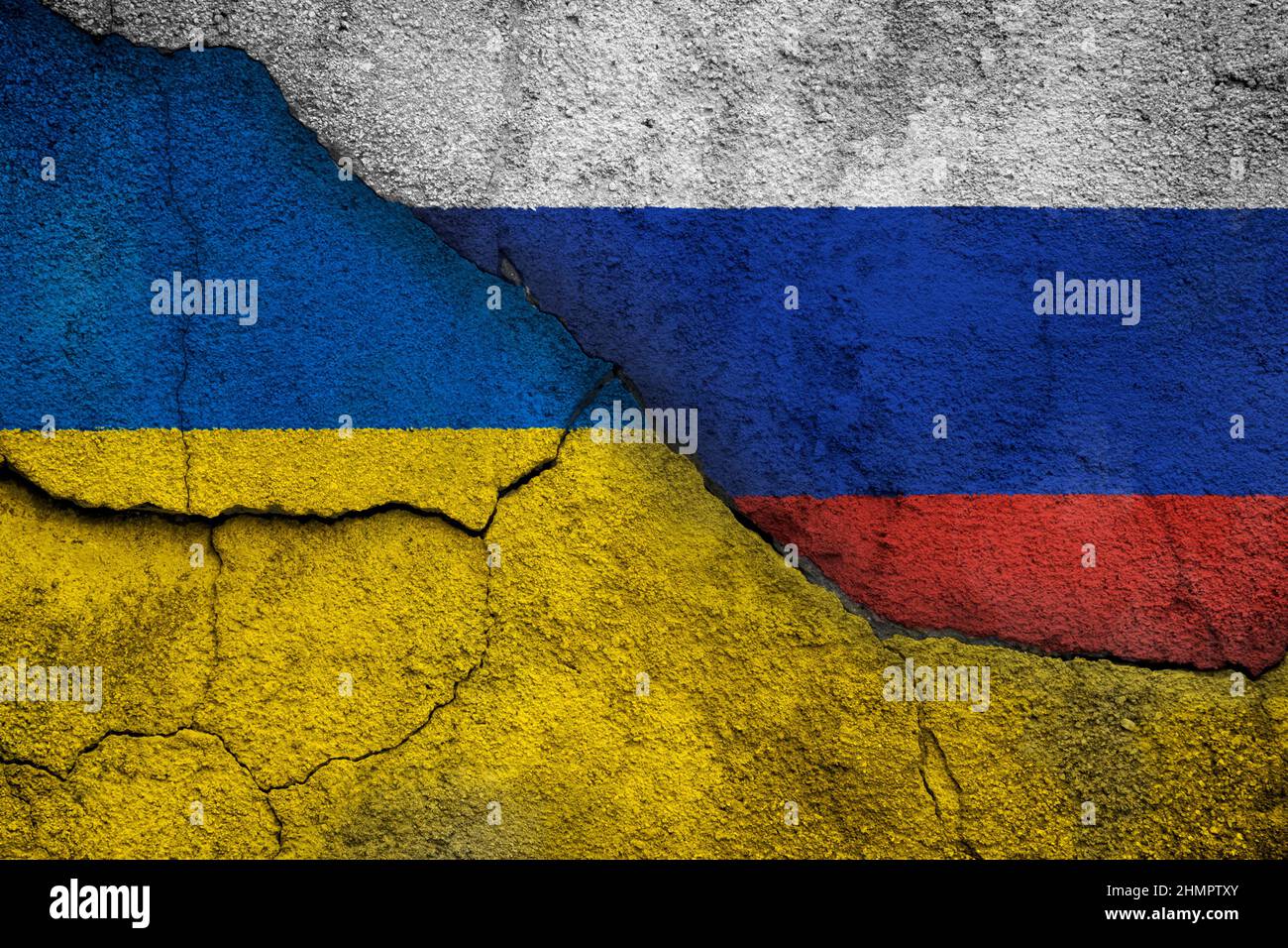 Foto full frame delle bandiere di Ucraina e Russia dipinte su un muro rotto. Concetto di crisi, conflitto e invasione Ucraina-Russia. Foto Stock
