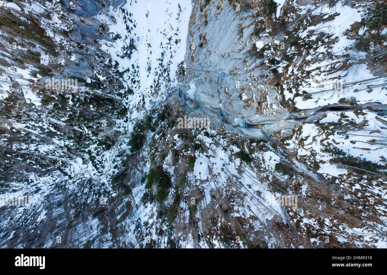 Spettacolare vista a discesa della cascata che cade sulla sporgenza rocciosa della foresta. Foto Stock