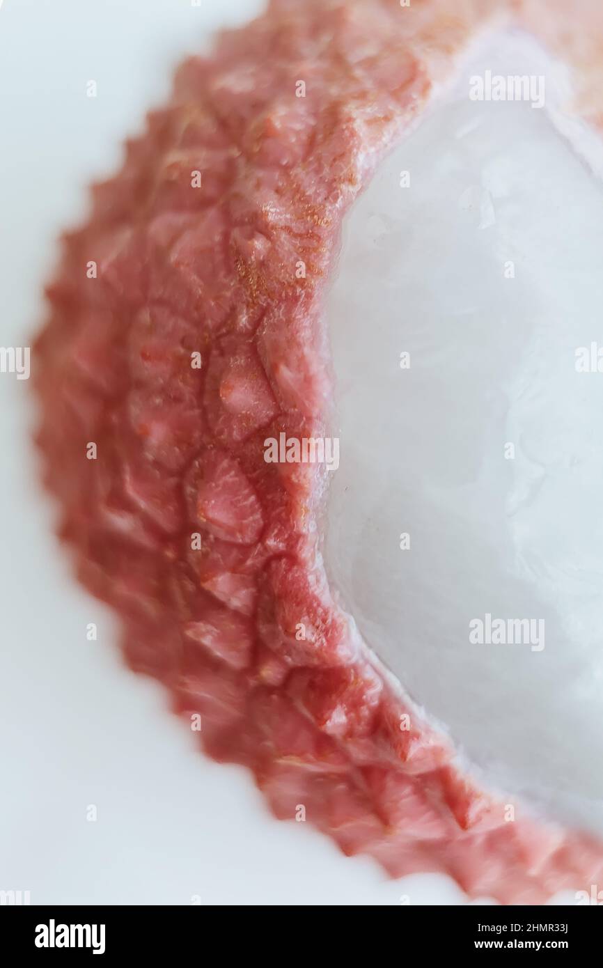 Lychee fruttato texture e polpa macro close up su sfondo isolato Foto Stock