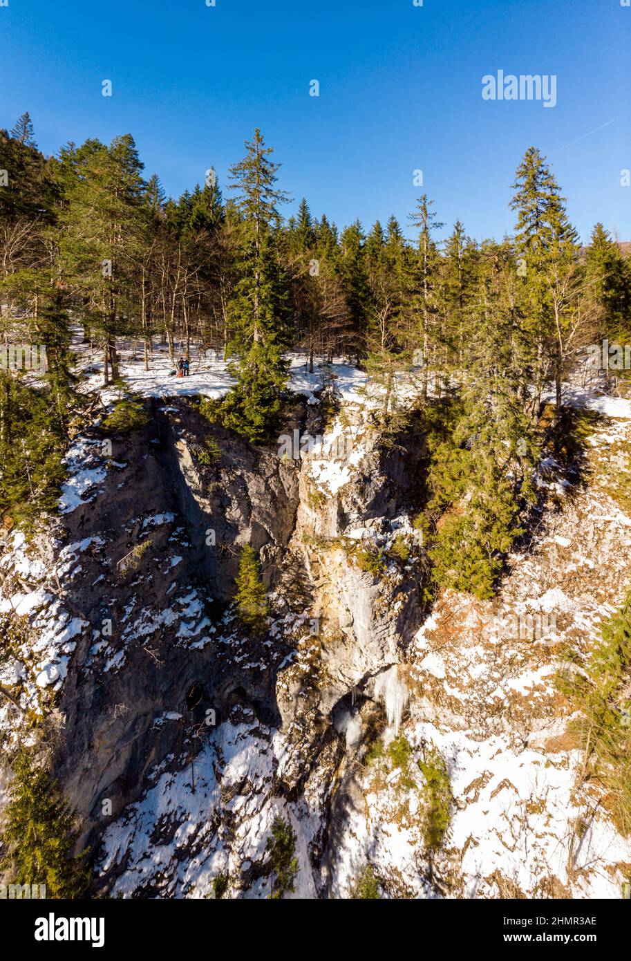 Spettacolare panorama aereo della foresta di montagna durante l'inverno. Foto Stock
