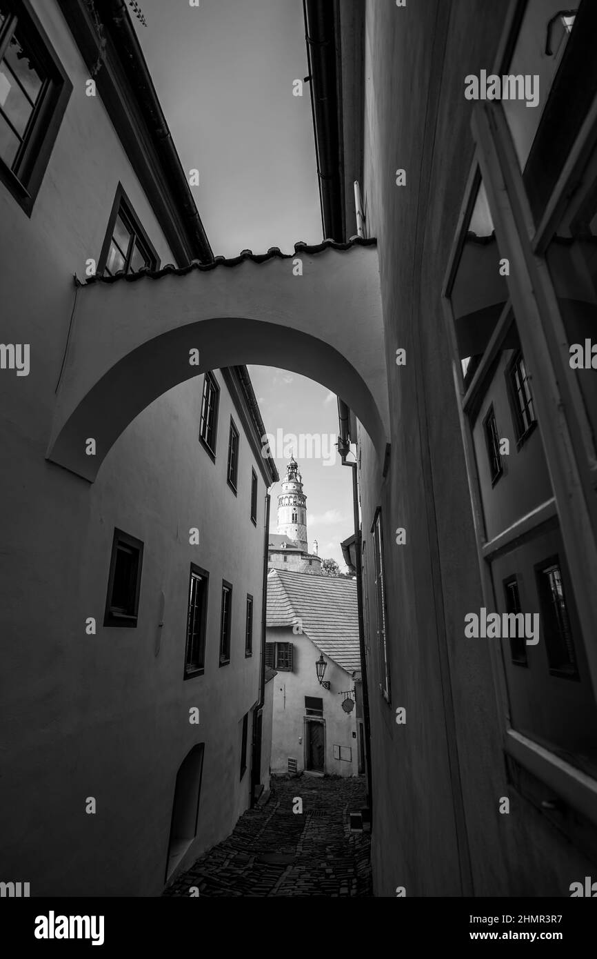 Vecchia strada nella città di Cesky Krumlov, Repubblica Ceca. Paesaggio urbano bianco e nero, scatto grandangolare Foto Stock