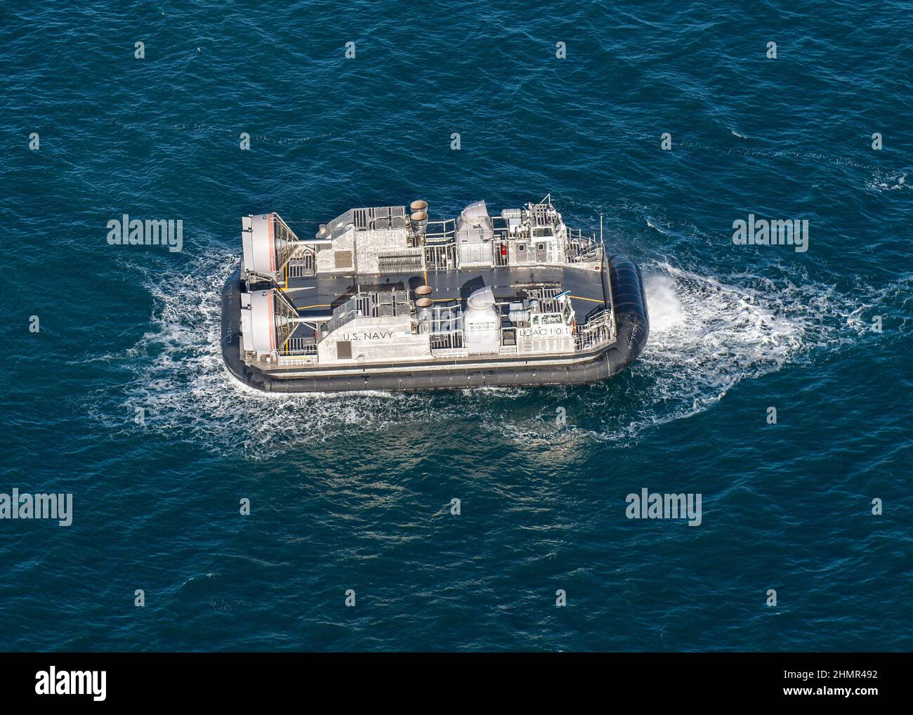 La nuova generazione di imbarcazioni da atterraggio, Ship to Shore Connector (SSC), Landing Craft, Air Cushion (LCAC), ha completato con successo i test di interoperabilità del ponte con USS carter Hall (LSD 50) e ha dimostrato che il velivolo è un altro passo più vicino all'integrazione della flotta. L'evento di test, una collaborazione tra, navi PEO, USS carter Hall, Naval Surface Warfare Center Panama City Division e altri stakeholder, è stato il culmine di mesi di preparazione. I test hanno anche un significato storico, in quanto Panama City, Fl., è la sede del centro di eccellenza del veicolo Air Cushion della Marina con il Foto Stock