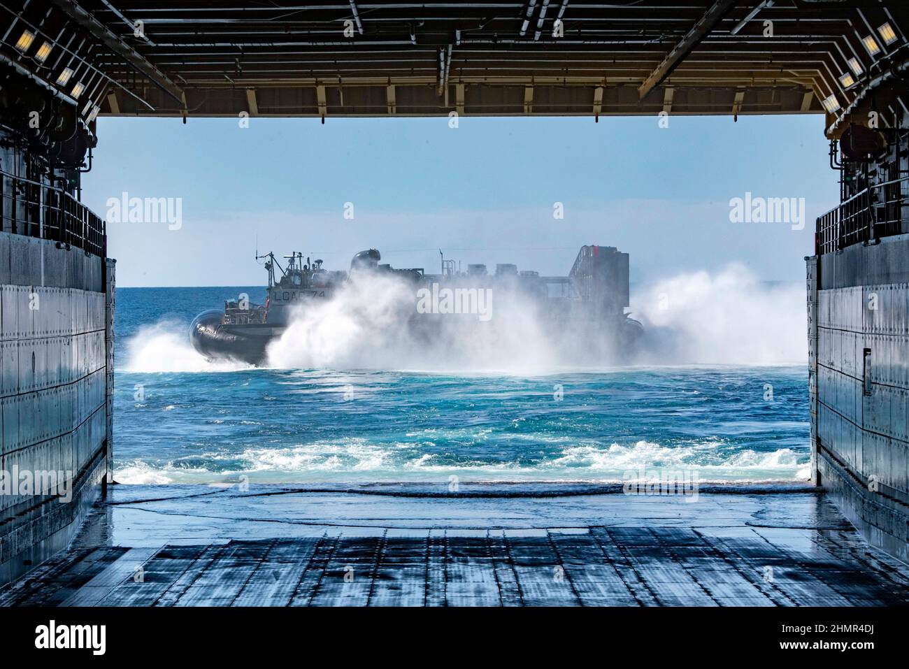 220203-N-WY048-2096 OCEANO PACIFICO (DAL 4, 2022) – Un cuscino d'aria assegnato alla Assault Craft Unit (ACU) 5 sbarca il ponte portuale della nave portuale di trasporto anfibio USS Anchorage (LPD 23) Feb. 4. Anchorage sta conducendo operazioni di routine nella flotta USA 3rd. (STATI UNITI Navy Photo by Mass Communication Specialist 2nd Classe Hector Carrera) Foto Stock