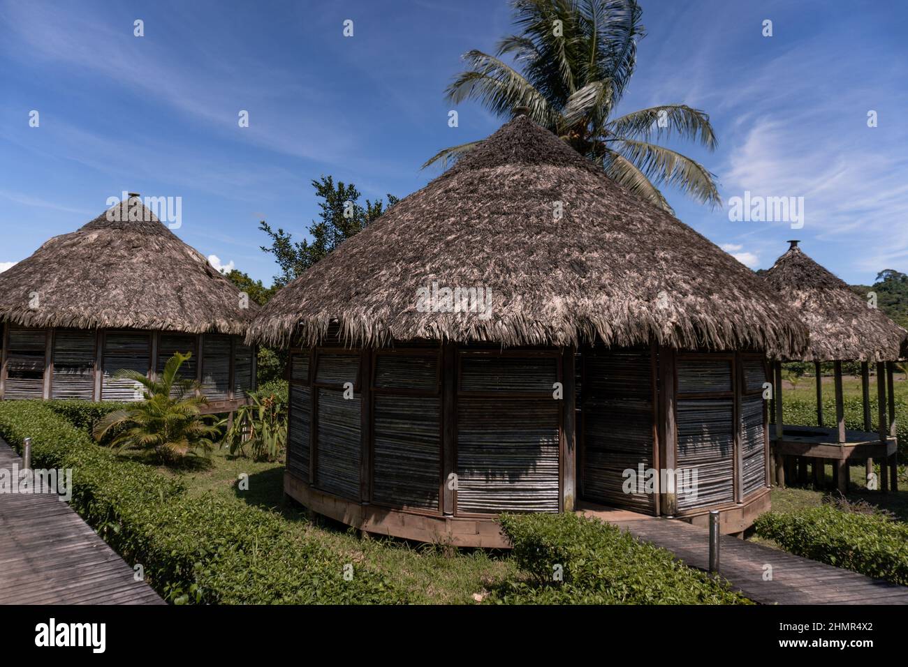 Una casa 'Tambo' della comunità indigena Embera Kipara il 4 luglio 2021 a Nuqui - Choco, Colombia Foto Stock