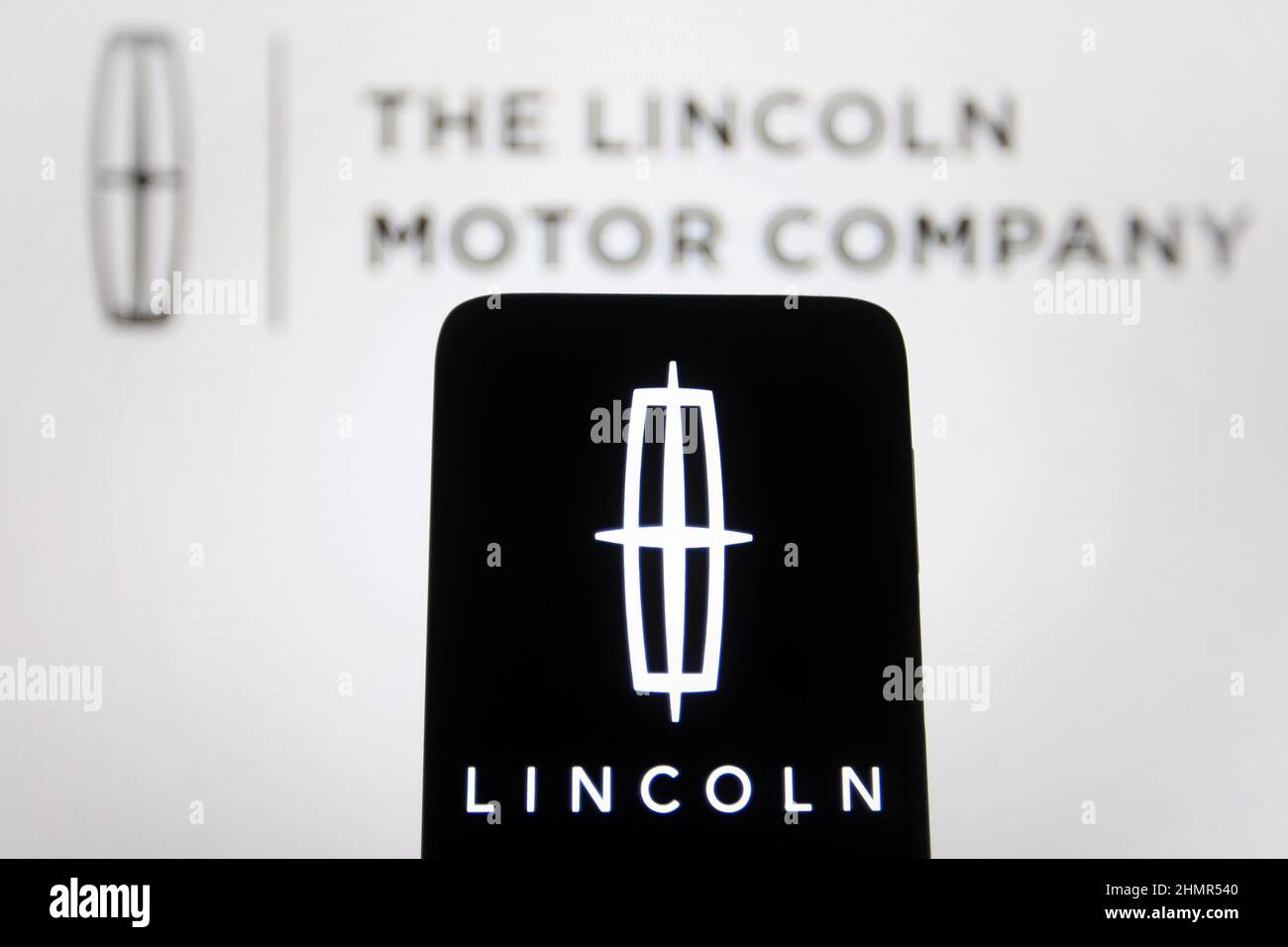 In questa immagine, il logo Lincoln Motor Company è visibile sullo schermo di uno smartphone e di un computer. (Foto di Pavlo Gonchar / SOPA Images/Sipa USA) Foto Stock