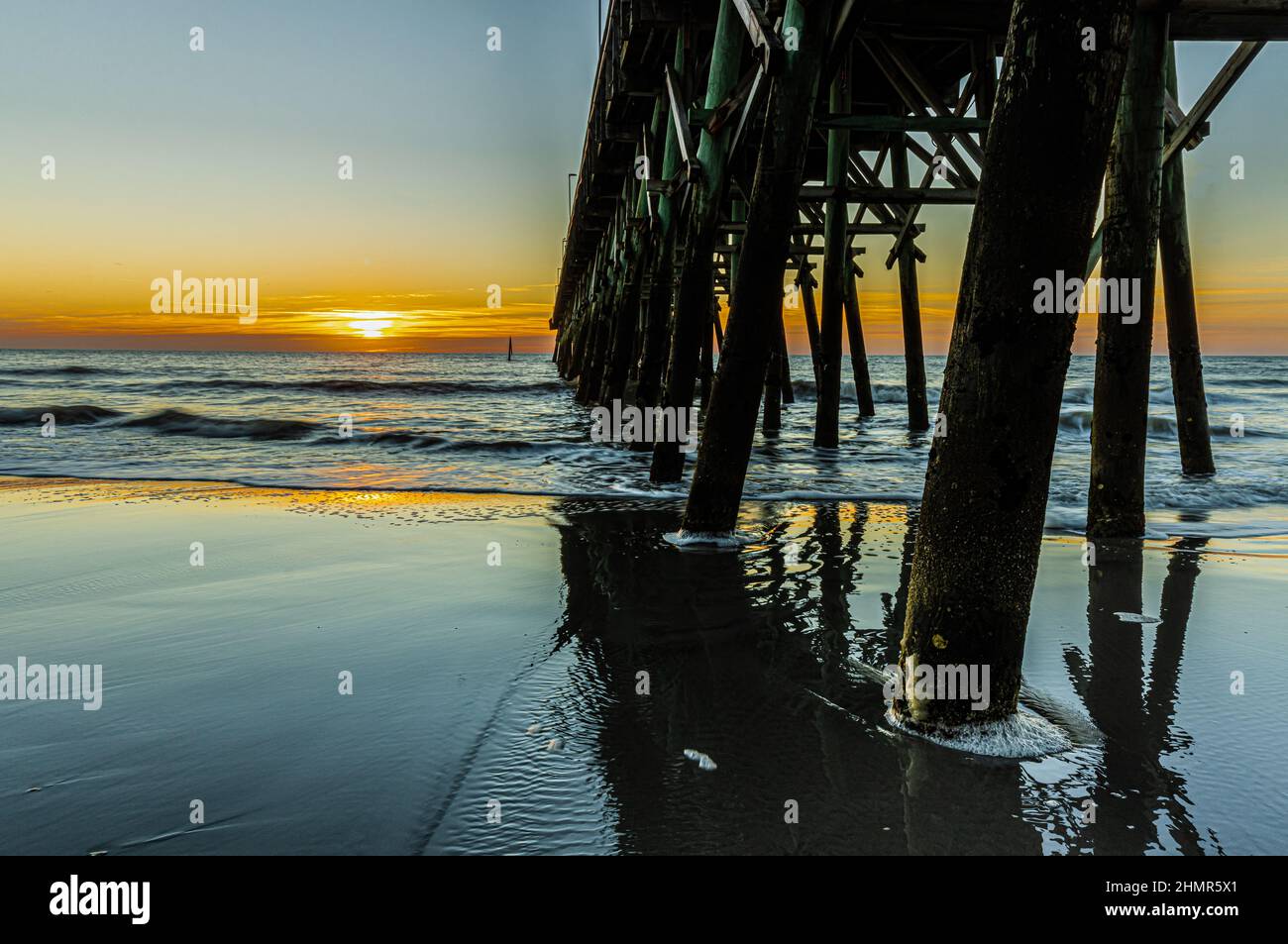 Sunrise su Second Avenue Beach and Pier, Myrtle Beach, South Carolina, USA Foto Stock