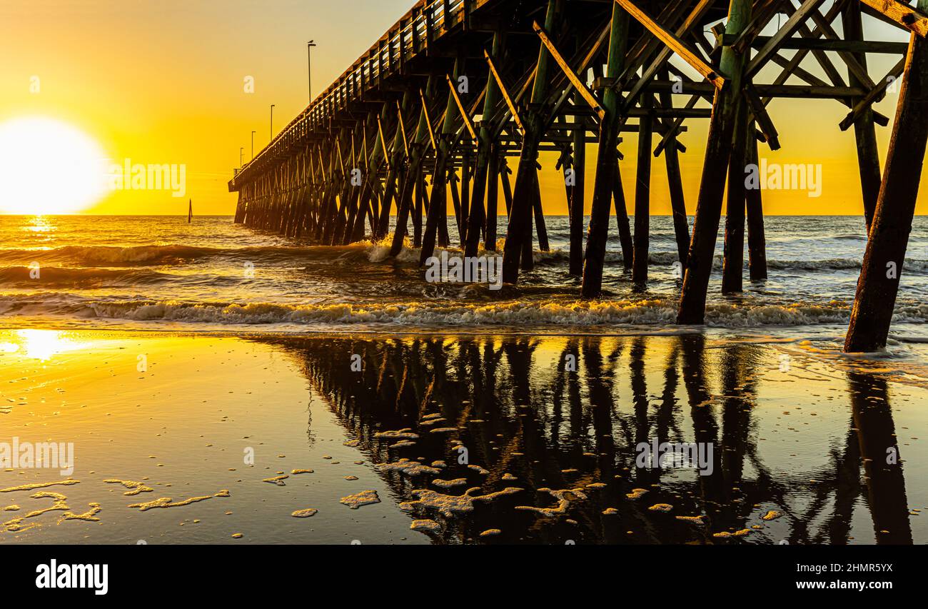 Sunrise su Second Avenue Beach and Pier, Myrtle Beach, South Carolina, USA Foto Stock