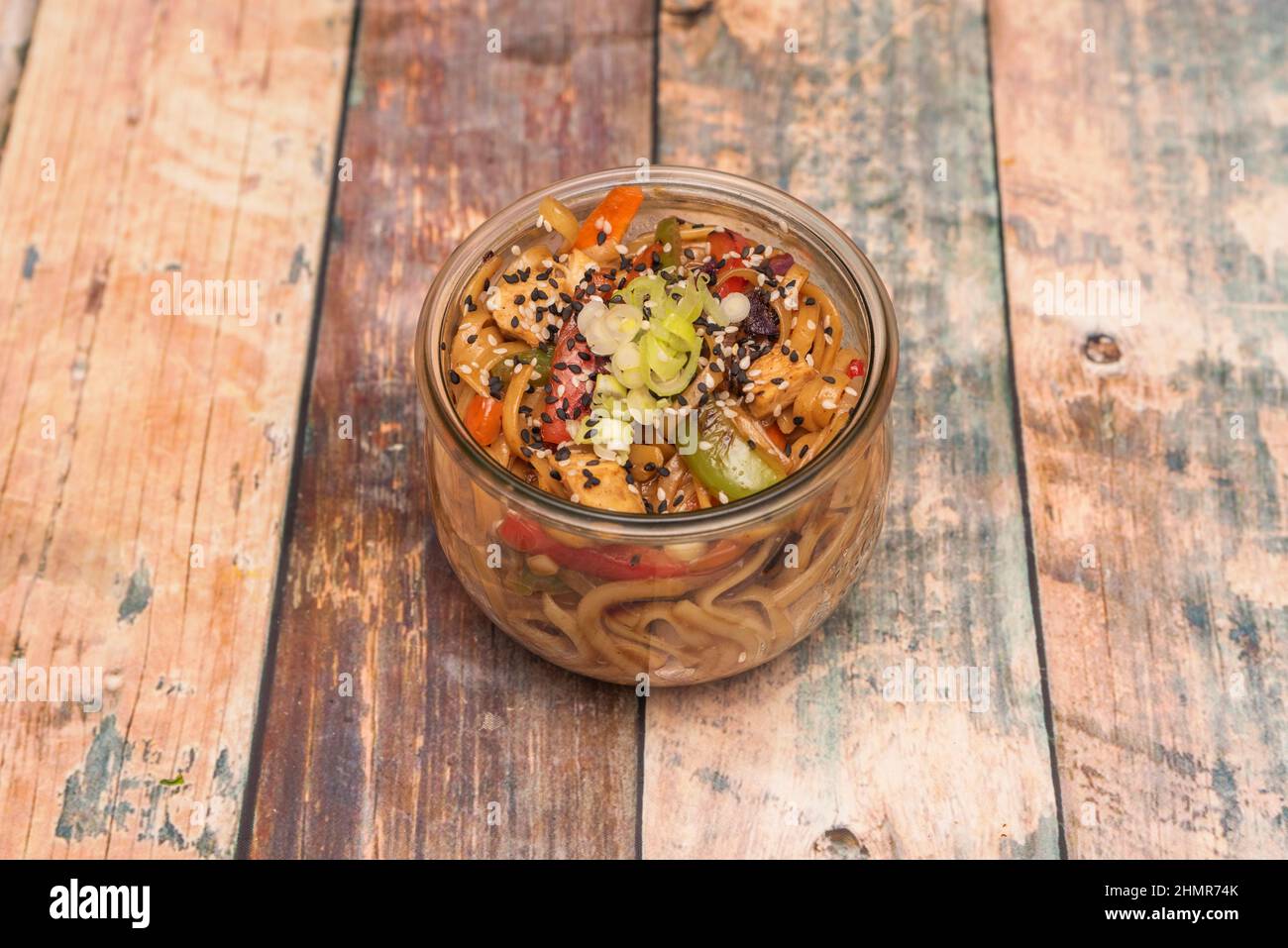 La salsa Teriyaki non è molto sana perché è alta in sodio, zucchero, carboidrati, e ingredienti trasformati. La combinazione, insieme al g Foto Stock