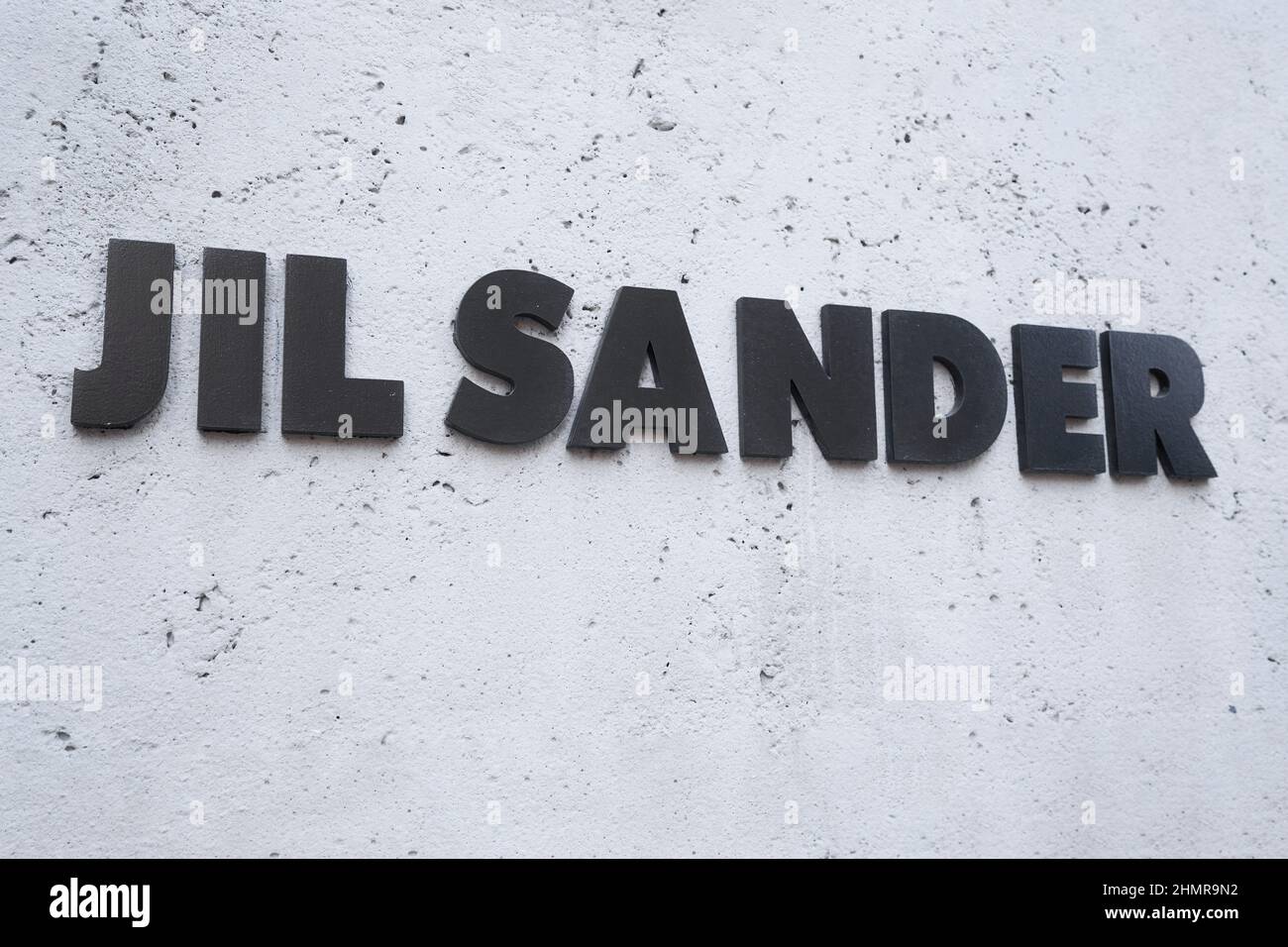 Milano, Italia - 16.01.2021. Negozio di logo Jil Sander nel quartiere della moda di Milano Foto Stock