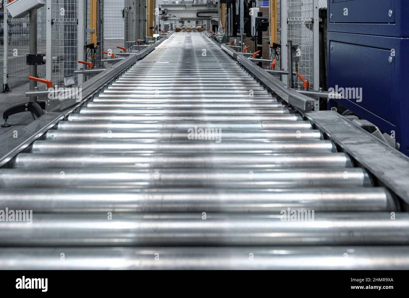 Trasportatore a rulli vuoto. Trasportatore per il trasporto di carichi pesanti Foto Stock