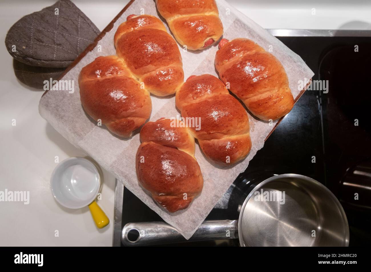 Rotolo di pane di salsiccia anche chiamato maiale in una coperta sulla griglia da forno Foto Stock