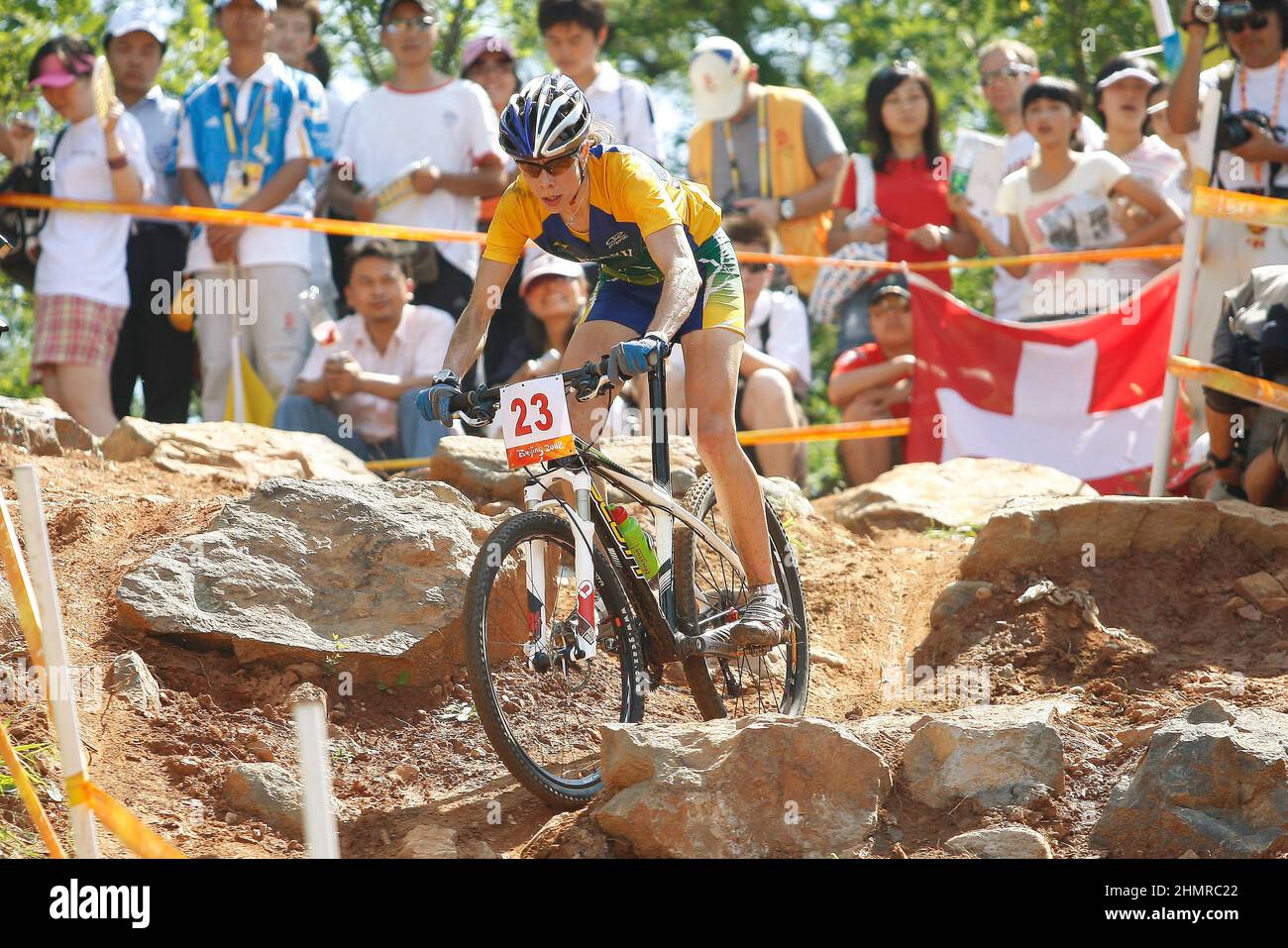 (220212) -- ZHANGJIAKOU, 12 febbraio 2022 (Xinhua) -- file mostra foto Jaqueline Mourao del Brasile in competizione durante la partita di mountain bike del 2008 Giochi Olimpici di Pechino, capitale della Cina, 22 agosto 2008. Rimettendo piede a Pechino dove ha gareggiato in mountain bike nel 2008, Jaqueline Mourao ha creato la storia come primo atleta brasiliano a competere ai Giochi Olimpici otto volte dal suo debutto olimpico ad Atene 2004, Ed è anche la prima atleta brasiliana a gareggiarsi sia alle Olimpiadi estive che invernali.'nel 2008, non ero un atleta molto maturo, mentalmente,' ha detto Mourao. "Oggi Foto Stock