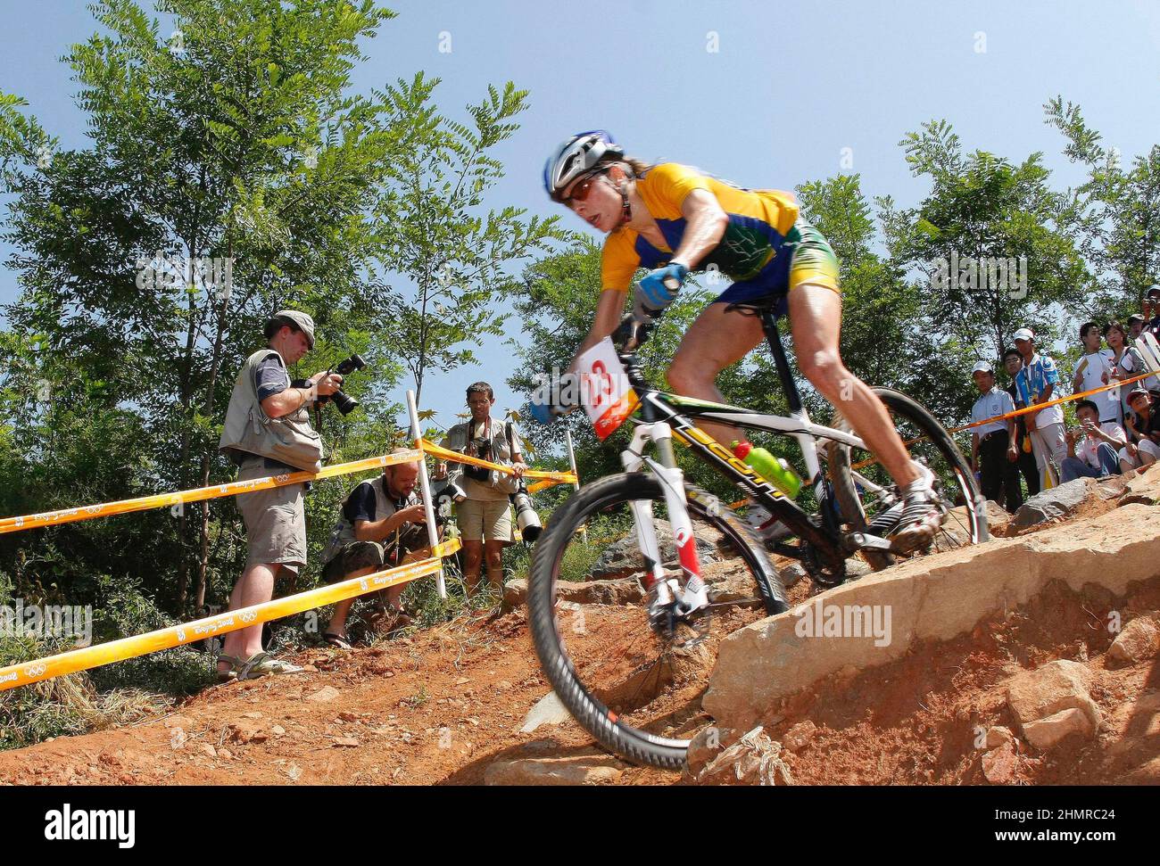 (220212) -- ZHANGJIAKOU, 12 febbraio 2022 (Xinhua) -- file mostra foto Jaqueline Mourao del Brasile in competizione durante la partita di mountain bike del 2008 Giochi Olimpici di Pechino, capitale della Cina, 22 agosto 2008. Rimettendo piede a Pechino dove ha gareggiato in mountain bike nel 2008, Jaqueline Mourao ha creato la storia come primo atleta brasiliano a competere ai Giochi Olimpici otto volte dal suo debutto olimpico ad Atene 2004, Ed è anche la prima atleta brasiliana a gareggiarsi sia alle Olimpiadi estive che invernali.'nel 2008, non ero un atleta molto maturo, mentalmente,' ha detto Mourao. "Oggi Foto Stock