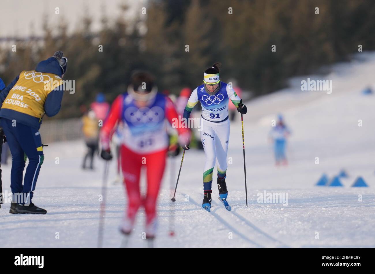 (220212) -- ZHANGJIAKOU, 12 febbraio 2022 (Xinhua) -- Jaqueline Mourao del Brasile (R posteriore) compete durante lo sci di fondo classico delle donne del 10km al Centro Nazionale di Sci di fondo a Zhangjiakou, provincia di Hebei della Cina settentrionale, 10 febbraio 2022. Rimettendo piede a Pechino dove ha gareggiato in mountain bike nel 2008, Jaqueline Mourao ha creato la storia come primo atleta brasiliano a competere ai Giochi Olimpici otto volte dal suo debutto olimpico ad Atene 2004, E lei è anche la prima atleta brasiliana ha gareggiato sia alle Olimpiadi estive che invernali.'nel 2008, non ero un maturo Foto Stock