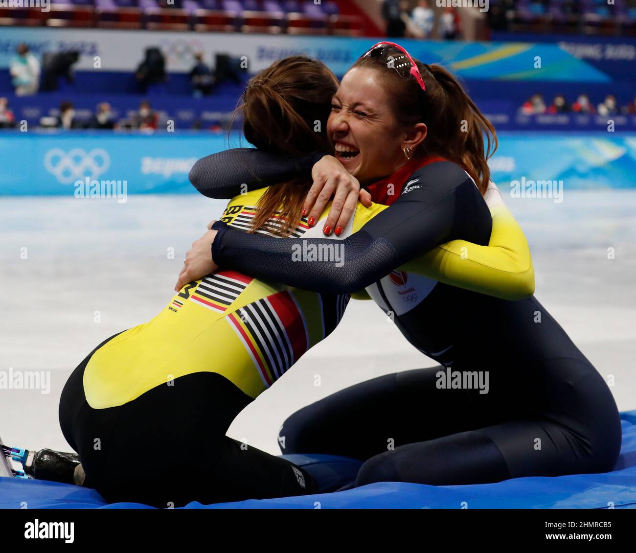 Pechino, Hebei, Cina. 11th Feb 2022. Suzanne Schulting (NED) festeggia la vittoria della medaglia d'oro e Hanne Desmet (bel) festeggia la vittoria della medaglia di bronzo nel cortometraggio femminile di pattinaggio 1000m durante i Giochi Olimpici invernali di Pechino 2022 allo Stadio al coperto Capital. (Credit Image: © David G. McIntyre/ZUMA Press Wire) Credit: ZUMA Press, Inc./Alamy Live News Foto Stock