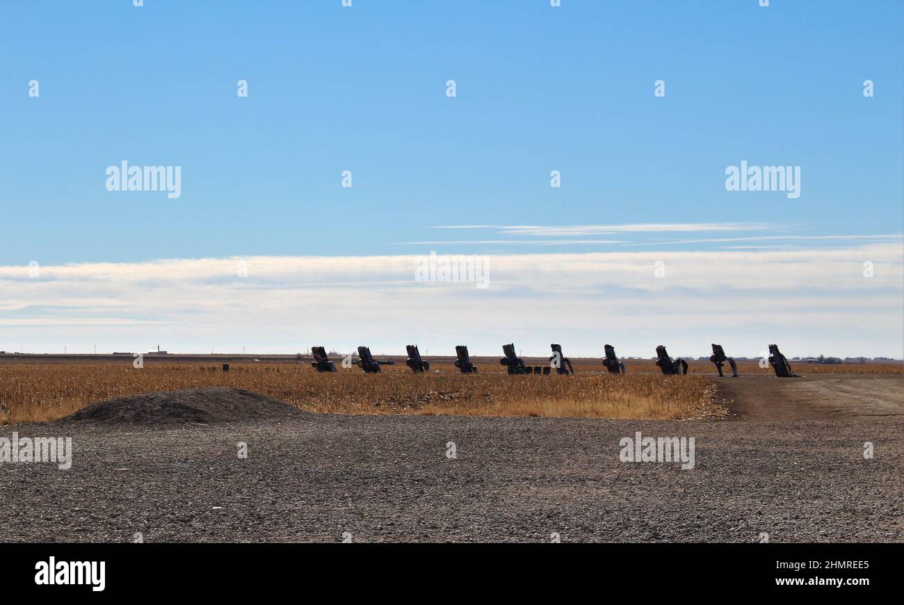 Cadillac Ranch ad Amarillo, Texas, dove 10 Cadillac diversi sono sepolti naso prima nel terreno. Si consiglia la verniciatura a spruzzo. Foto Stock