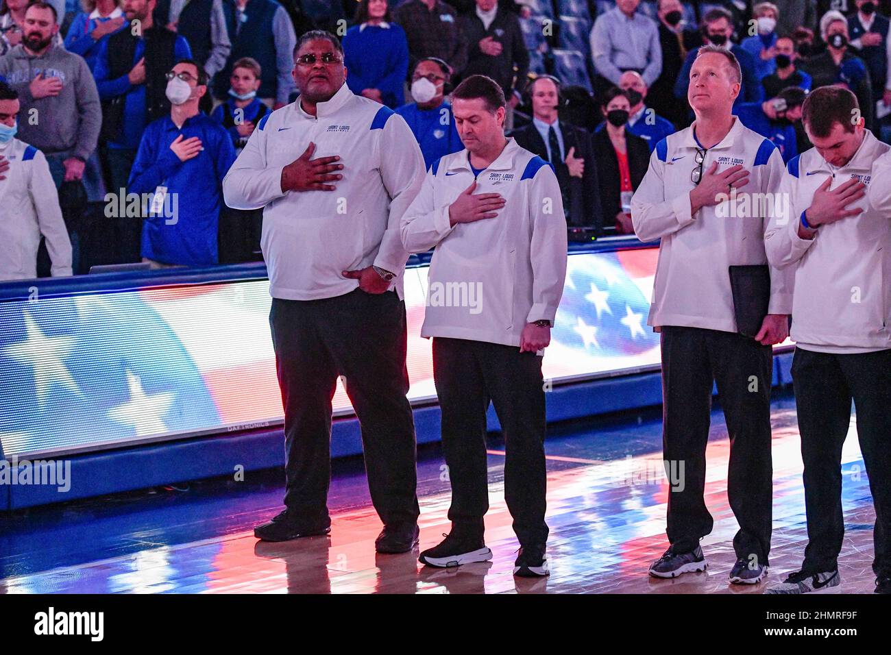 St. Louis, Stati Uniti. 11th Feb 2022. 11 febbraio 2022: Il personale di coaching di Saint Louis durante il gioco del National Anthem prima di una A-10 conferenza gioco in cui i St. Bonaventure Bonnies visitarono il St. Louis Billikens. Si è tenuto presso la Chaifetz Arena di St. Louis, MO Richard Ulreich/CSM Credit: CAL Sport Media/Alamy Live News Foto Stock