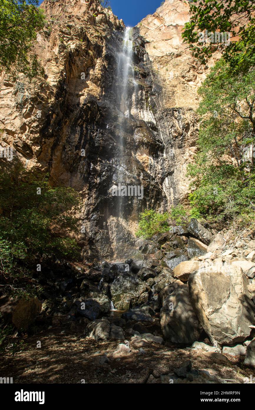 Durante la stagione delle piogge estive, il Pine Canyon Pouroff si trasforma in una cascata di breve durata. Foto Stock