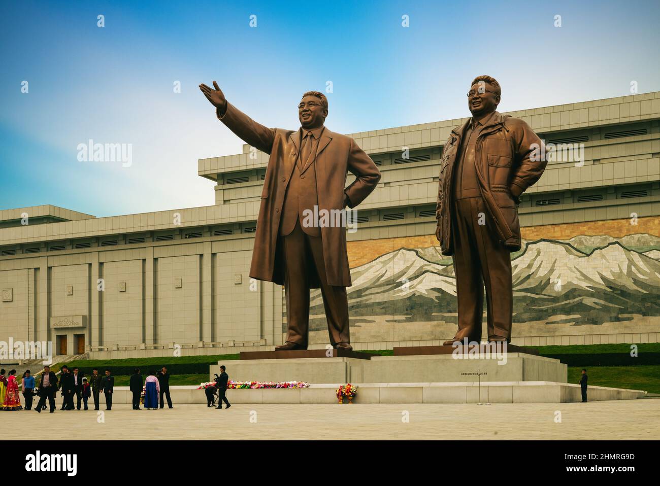 29 aprile 2019: Statue di Kim il Sung e Kim Jong il alte 20 metri nella parte centrale del Mansu Hill Grand Monument situato a Mansudae, pyongyang Foto Stock