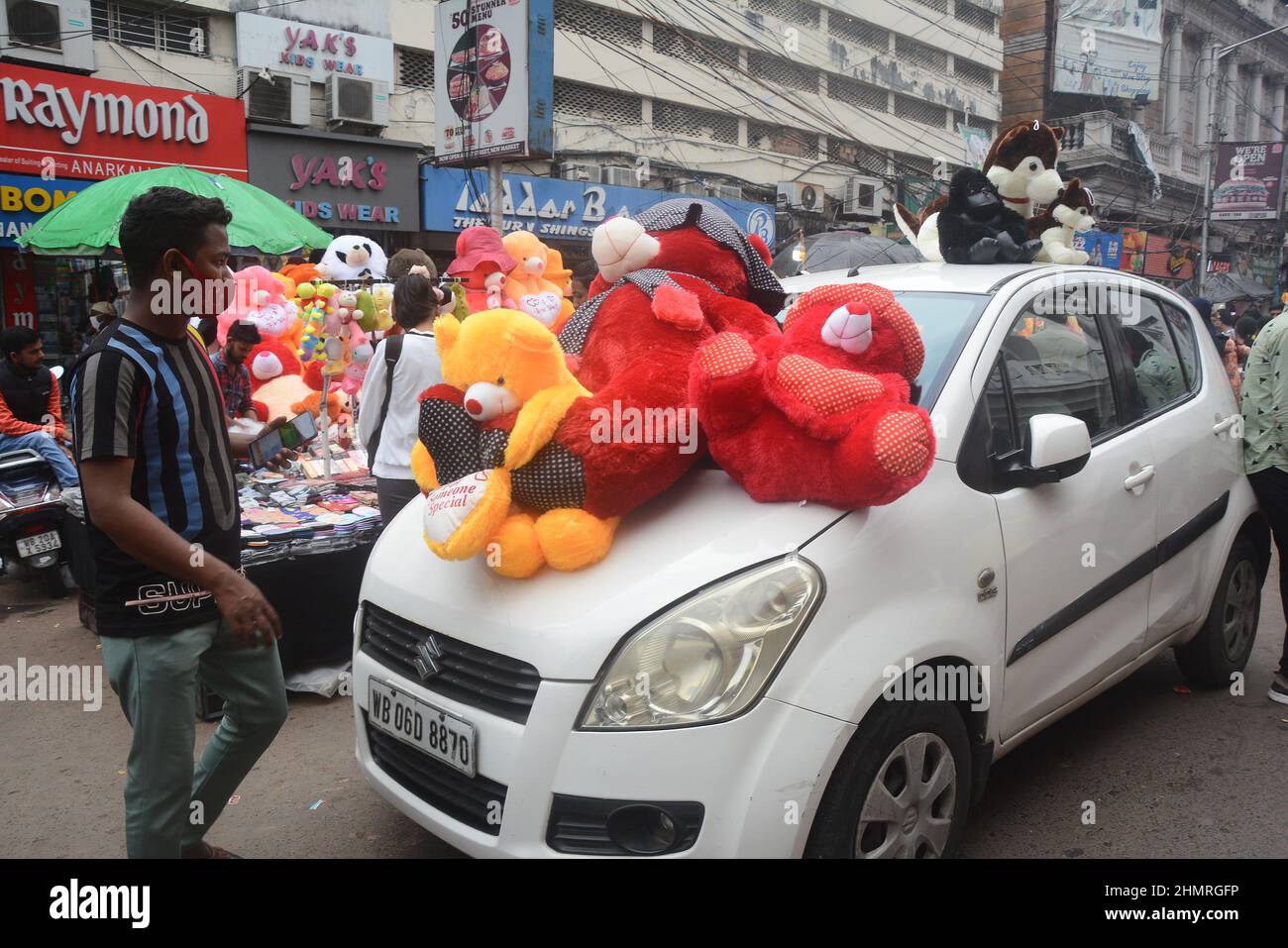 Kolkata, Bengala Occidentale, India. 10th Feb 2022. I falchi vendevano giocattoli Teddy soft il giorno di happyÂ teddyÂ. Hanno mostrato orsacchiotti sulla macchina parcheggiata sul Road.Many ragazzi e ragazze sono venuti qui a buyÂ orsacchiotti come regali toÂ theirÂ cari ones.Valentine's WeekÂ sta andando in pieno swing attraverso il mondo, mentre le coppie celebrano i giorni dell'amore facendo gesti unici e amorevoli l'uno per l'altro. Dopo celebratingÂ Chocolate Day il 9 febbraio, tutti i lovebirds sono impostati per suonare in Teddy Day con i loro partner giovedì 10 febbraio. Il giorno di Teddy cade il theÂ quarto giorno della settimana di San Valentino. Persone io Foto Stock