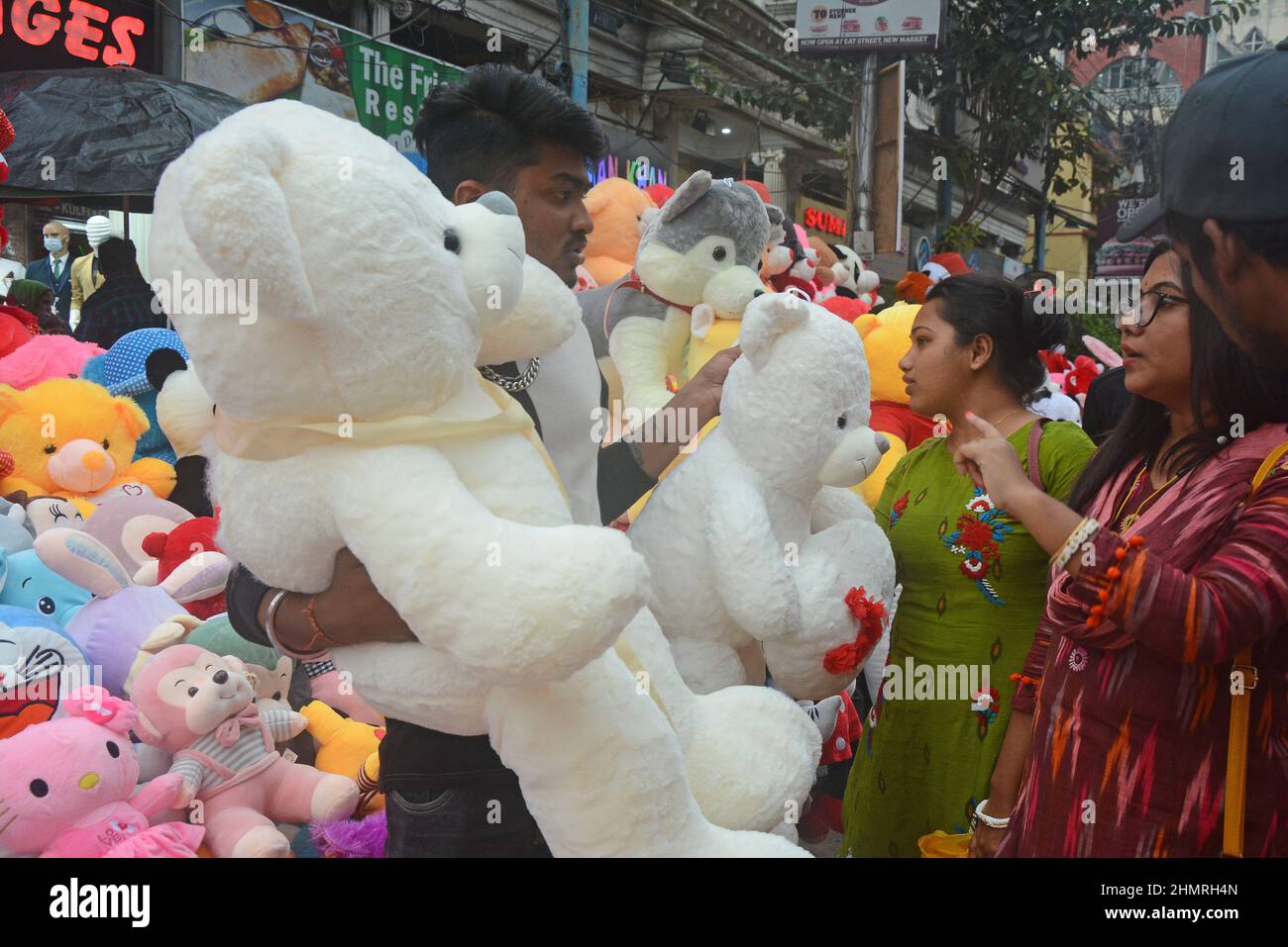 Kolkata, Bengala Occidentale, India. 10th Feb 2022. I falchi vendevano giocattoli Teddy soft il giorno di happyÂ teddyÂ. Hanno mostrato orsacchiotti sulla macchina parcheggiata sul Road.Many ragazzi e ragazze sono venuti qui a buyÂ orsacchiotti come regali toÂ theirÂ cari ones.Valentine's WeekÂ sta andando in pieno swing attraverso il mondo, mentre le coppie celebrano i giorni dell'amore facendo gesti unici e amorevoli l'uno per l'altro. Dopo celebratingÂ Chocolate Day il 9 febbraio, tutti i lovebirds sono impostati per suonare in Teddy Day con i loro partner giovedì 10 febbraio. Il giorno di Teddy cade il theÂ quarto giorno della settimana di San Valentino. Persone io Foto Stock