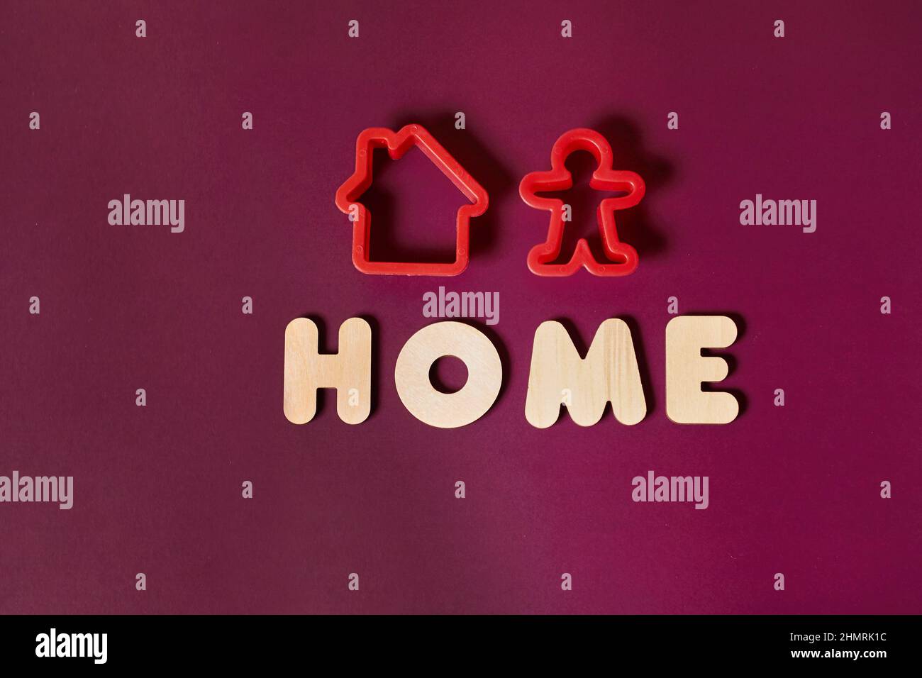 Due teglie da forno a forma di casa e una persona e l'iscrizione Home Foto Stock