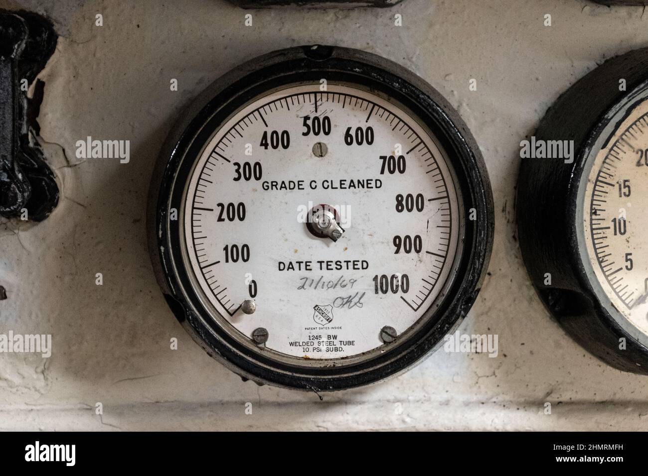 Un gauge a vapore della USS Yorktown che è stato calibrato l'ultima volta nel 1969 Foto Stock