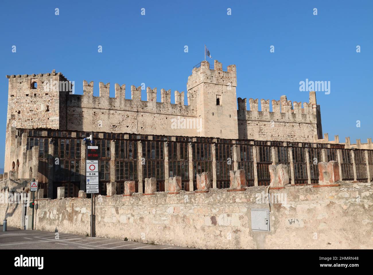 Storiche Torri del Benaco sul Lago di Garda, Verona, Italia Foto Stock