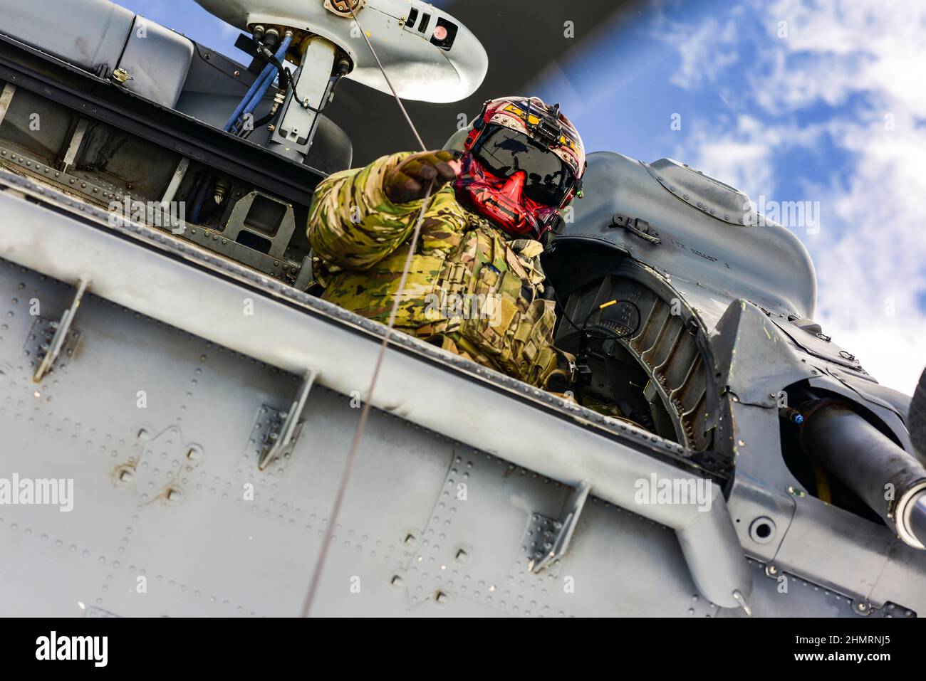 Flagstaff, Arizona, Stati Uniti. 25th Jan 2022. Tecnico statunitense SGT. Jean Vega, 55th Rescue Squadron Special Missions Aviator, fa risucire un sopravvissuto in un falco di salvataggio HH-60G come parte di una simulazione di ricerca e salvataggio civile in Flagstaff, Arizona, 25 gennaio 2022. L'RQS 55th si è schierato in una posizione austera in alta quota per eseguire missioni simulate di ricerca di combattimento e salvataggio in un ambiente simile all'artico. Credit: U.S. Air Force/ZUMA Press Wire Service/ZUMAPRESS.com/Alamy Live News Foto Stock