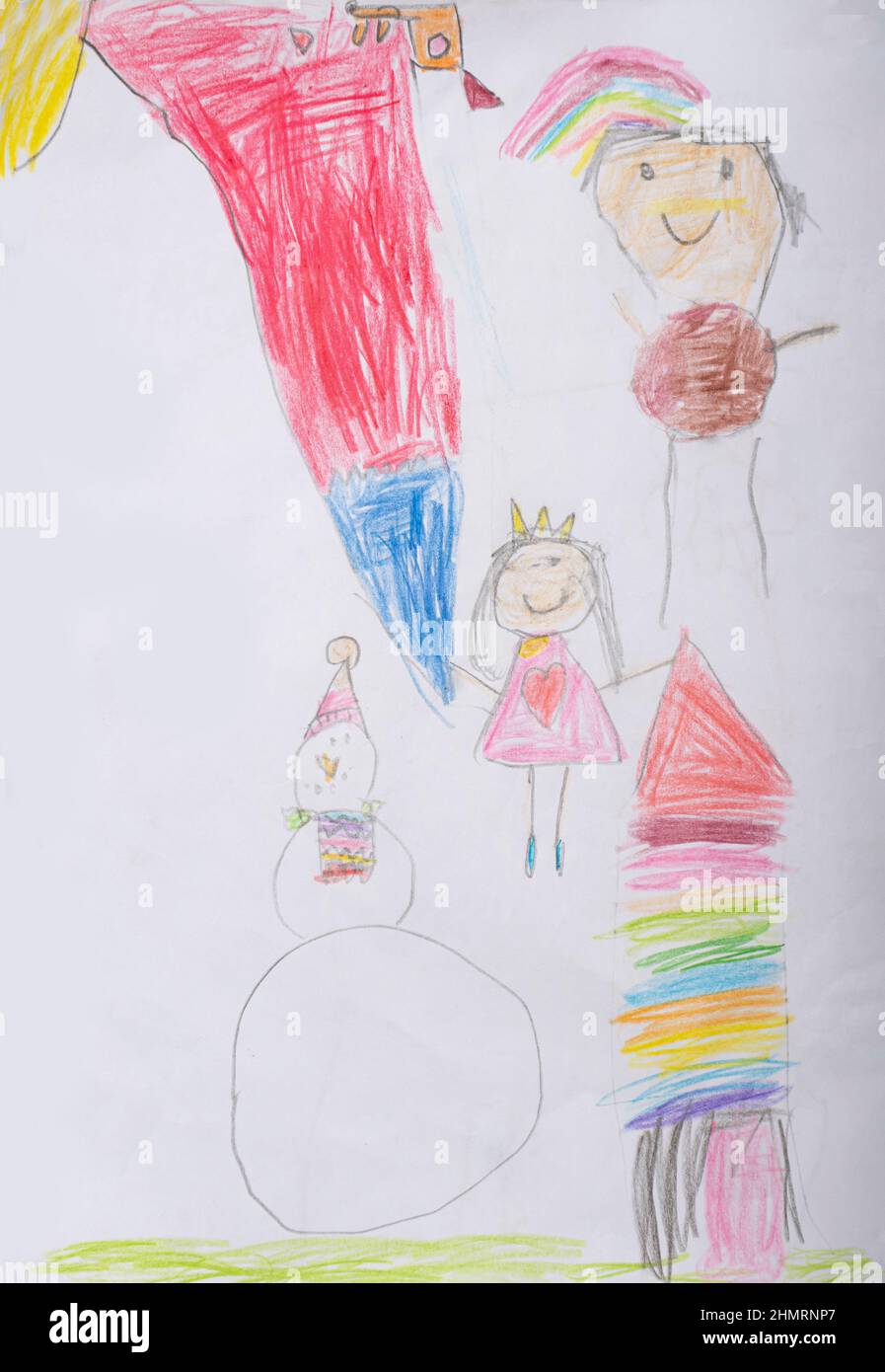disegno a mano del bambino, casa, pupazzo di neve, uomo, bambina, casa colorata. kid`s matita pittura inverno scarabocchio sfondo Foto Stock
