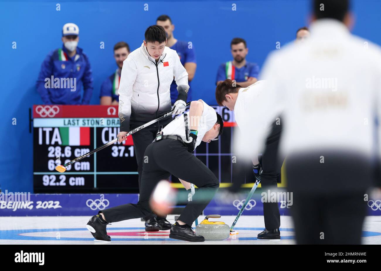 Pechino, Cina. 12th Feb 2022. Gli atleti della Cina praticano prima di curling uomini rapina sessione 5 di Pechino 2022 Olimpiadi invernali tra Cina e Italia al National Aquatics Center di Pechino, capitale della Cina, 12 febbraio 2022. Credit: Yang Lei/Xinhua/Alamy Live News Foto Stock