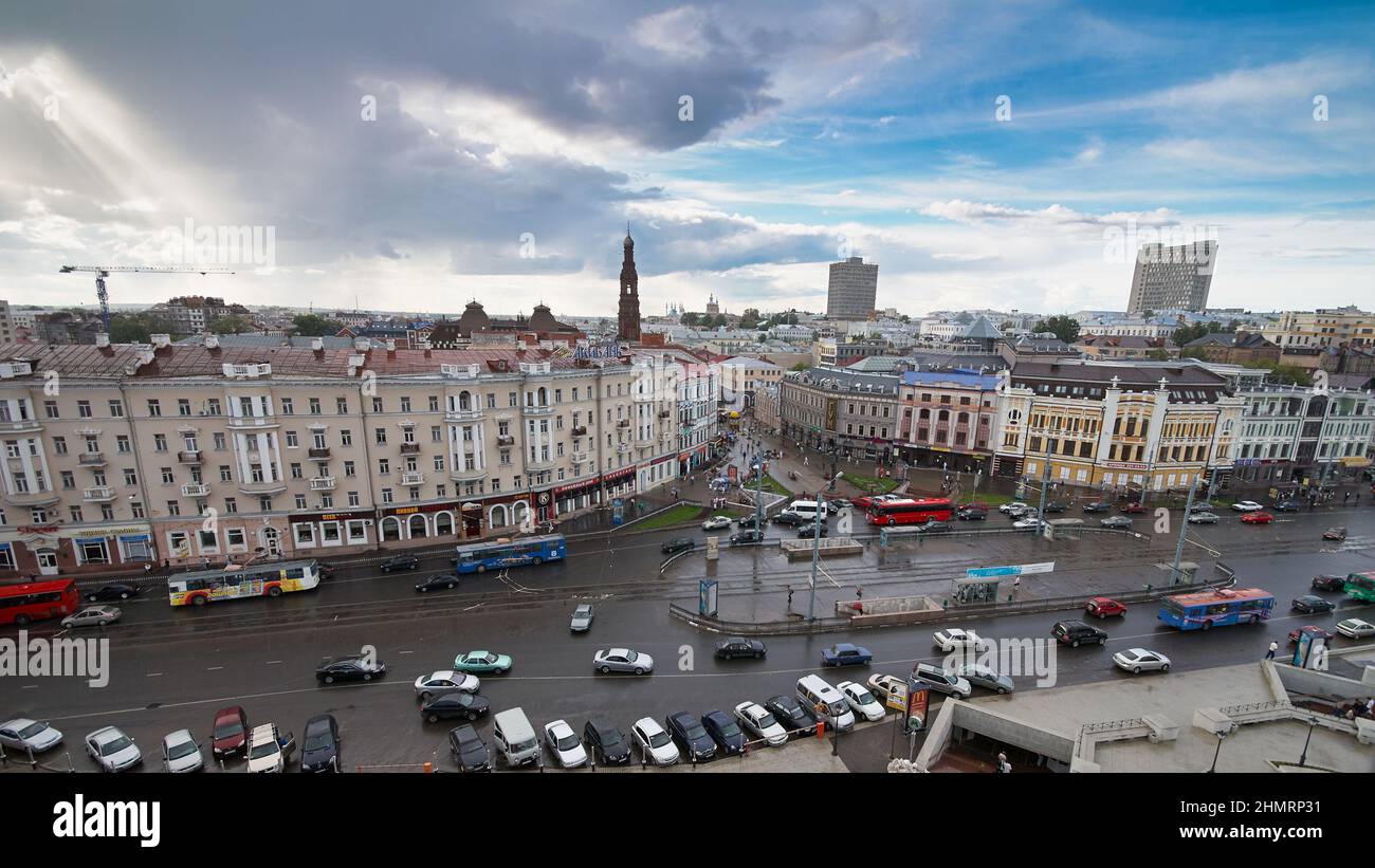 Kazan, Russia - Luglio 31 2008: Vista panoramica del centro di Kazan, Piazza Tukay. Dopo la pioggia Foto Stock