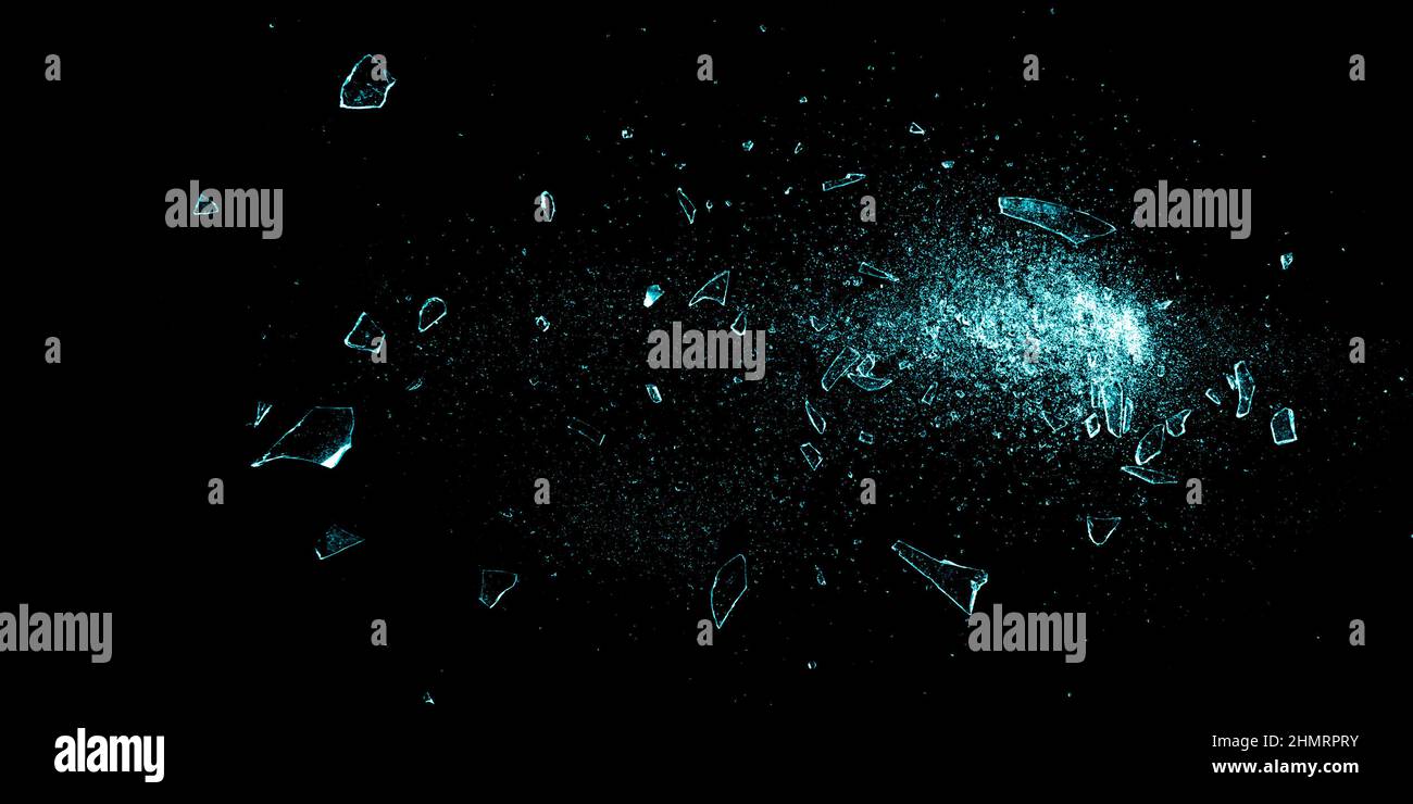 Piccoli pezzi di vetro blu rotto isolato su sfondo nero. Tessuto di vetro rotto Foto Stock