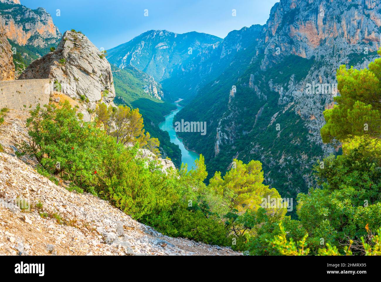Francia Provenza, Verdon Gorge nelle Alpi francesi. Fiume turchese che scorre lungo il fondo del canyon Foto Stock