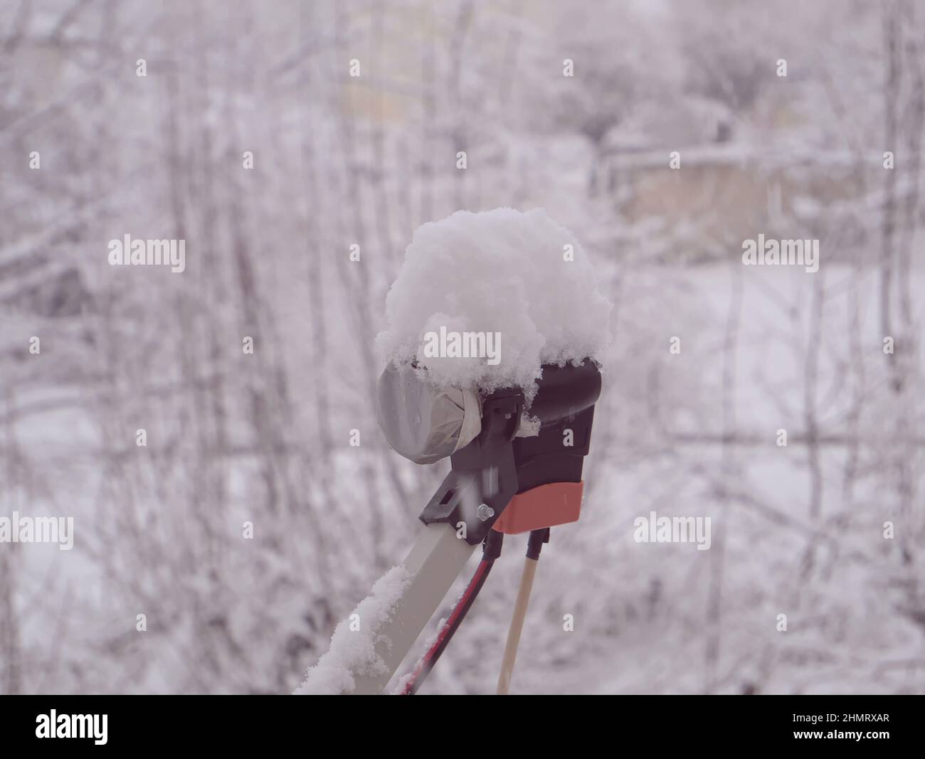 Staffa LNB antenna parabolica ricoperta di neve. Un'immagine dell'inverno nevoso. Foto Stock