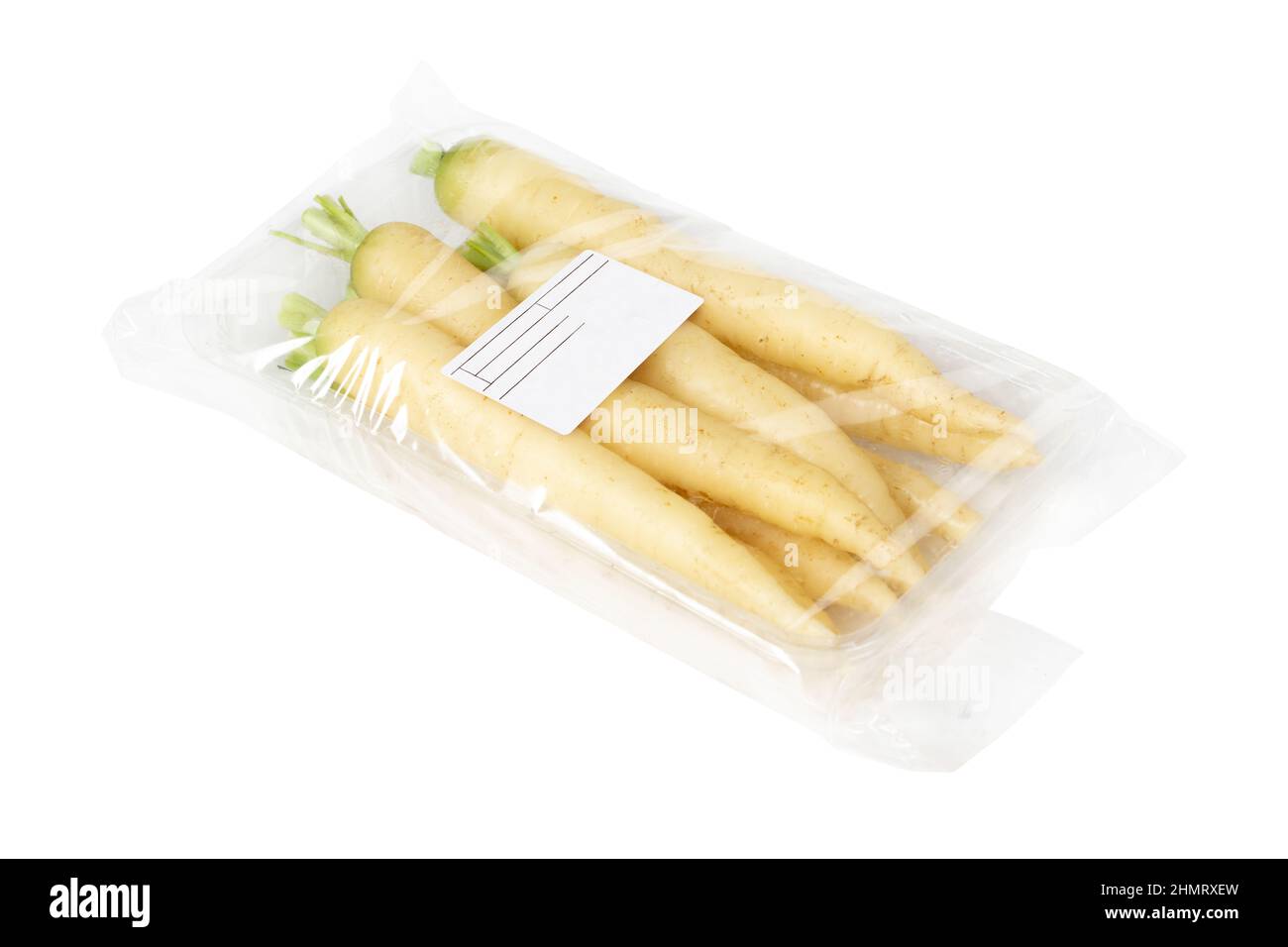 Confezionato ed etichettato parsnip o carota gialla su fondo bianco isolato Foto Stock