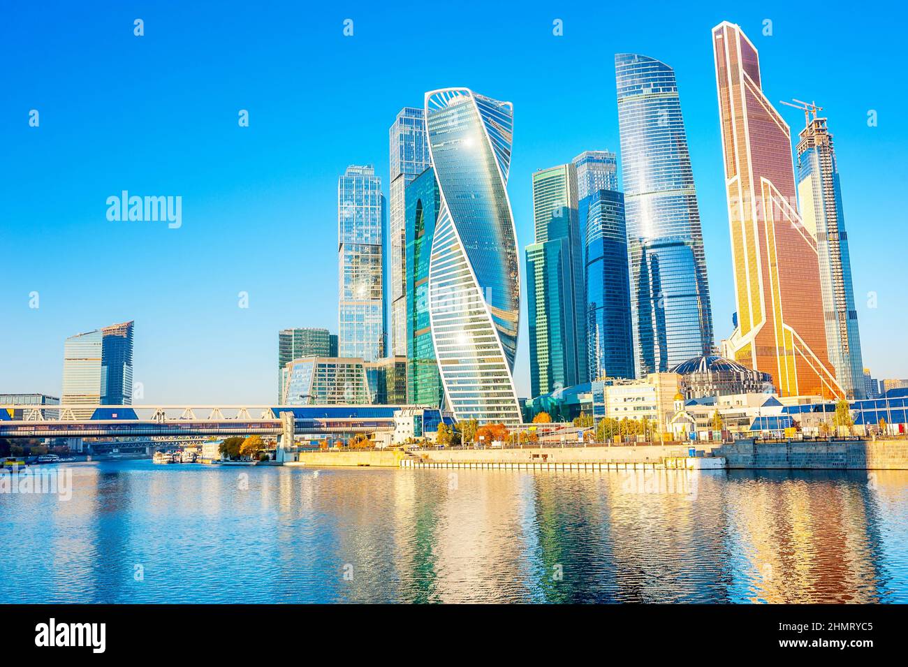 Panorama del Centro Affari Internazionale di Mosca al mattino con il fiume Moskva Foto Stock